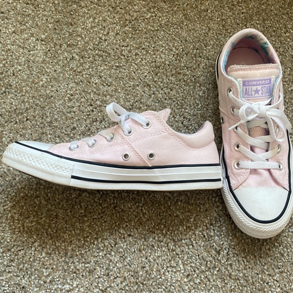 size 6 light Pink low top converse with padded tongue - Picture 2 of 4